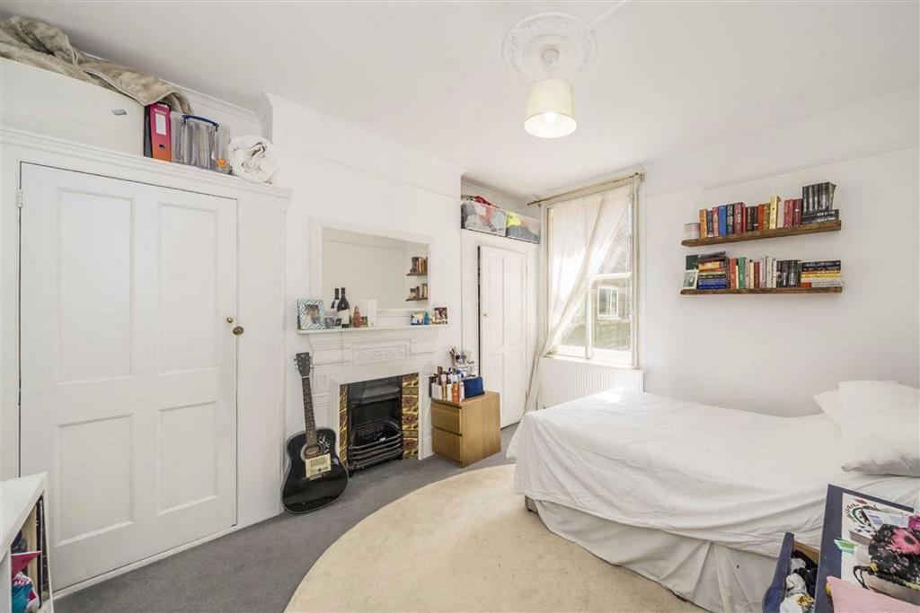 Bedroom, fireplace
