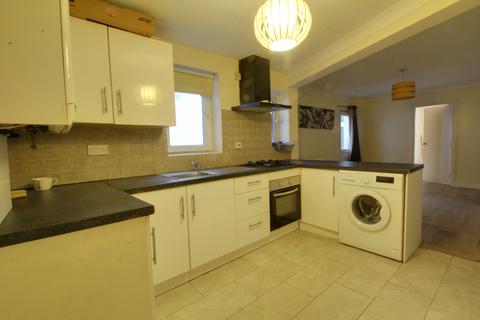 3 bed flat/apartment for rent in Victoria Road, Aldershot GU11