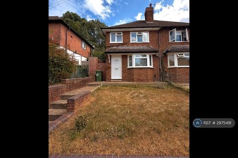 2 bedroom semi-detached house to rent, Foxburrows Avenue, Guildford, GU2