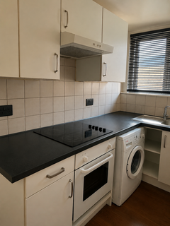 Studio to rent, Dover Road, London E12