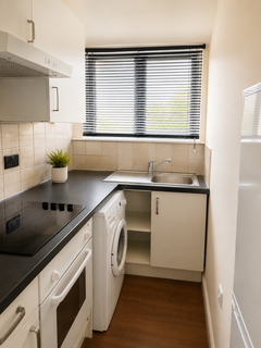 Studio to rent, Dover Road, London E12