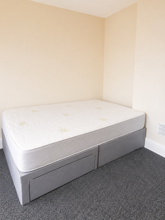 Studio to rent, Dover Road, London E12