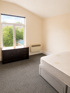 Studio to rent, Dover Road, London E12