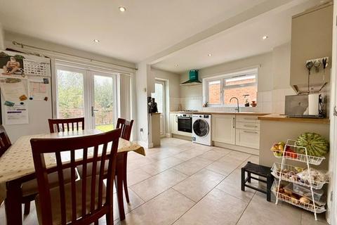 3 bedroom semi-detached house to rent, Buckingham Drive, LOUGHBOROUGH