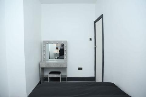 2 bedroom terraced house to rent, Romney Street, Salford M6
