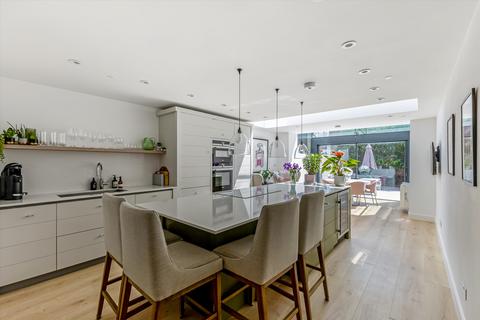 4 bedroom townhouse for sale, Vicarage Crescent, London SW11