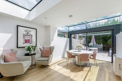 4 bedroom townhouse for sale, Vicarage Crescent, London SW11