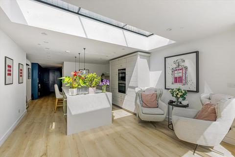 4 bedroom townhouse for sale, Vicarage Crescent, London SW11