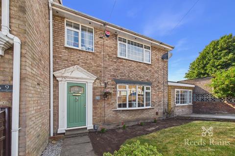 3 bedroom semi-detached house for sale, Thorpe Garth, West Yorkshire LS10