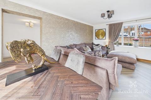 3 bedroom semi-detached house for sale, Thorpe Garth, West Yorkshire LS10