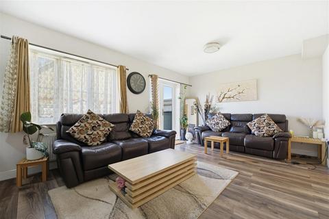 Holywell Way, Staines-Upon-Thames TW19