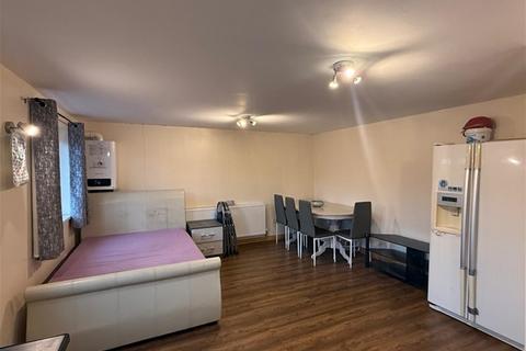 Studio to rent, West Drayton