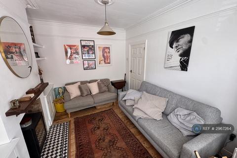 3 bedroom terraced house to rent, Hitchin Road, Luton, LU2