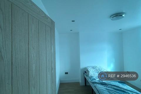 3 bedroom semi-detached house to rent, Oulton Road, Lowestoft, NR32