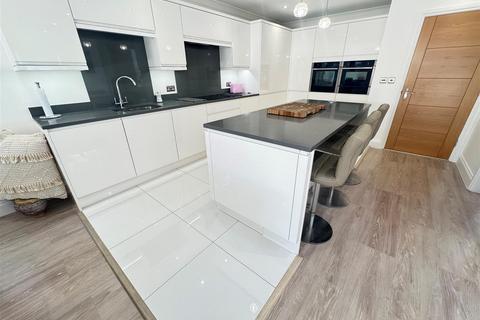4 bedroom detached house for sale, Victoria Road, Rayleigh