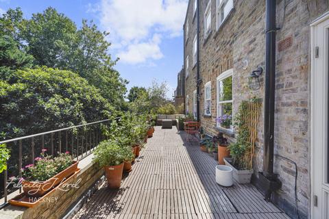2 bedroom flat for sale, Queensdown Road, London