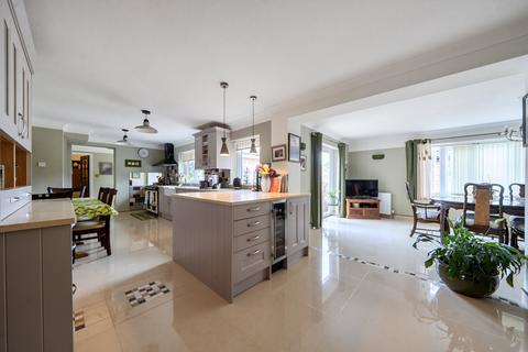 6 bedroom detached house for sale, King Edward Avenue, Aylesbury
