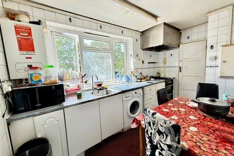 2 bedroom flat for sale, Forest Drive, London, E12