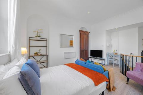 Studio to rent, Lancaster Gate, London W2