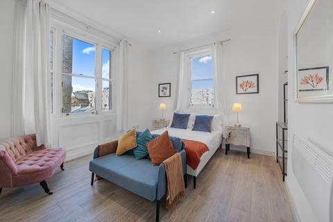 Studio to rent, Lancaster Gate, London W2