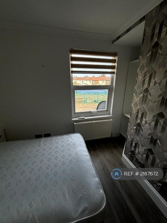 House in Croydon - View 2