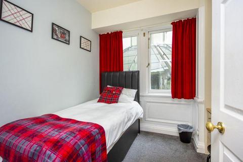 undefined, North Bridge, Edinburgh, EH1 1