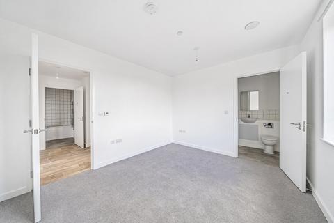 2 bedroom flat to rent, Bowline Street, Barking, IG11