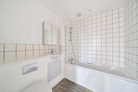 2 bedroom flat to rent, Bowline Street, Barking, IG11
