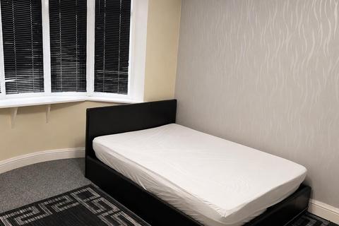 Studio to rent, Catherine Gardens, Hounslow TW3