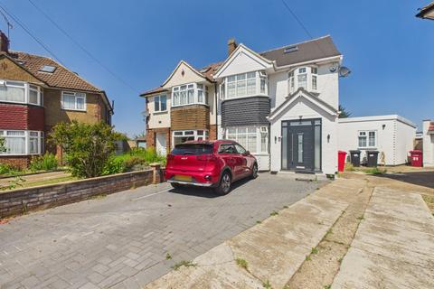 Bannister Close, Langley, Berkshire, SL3