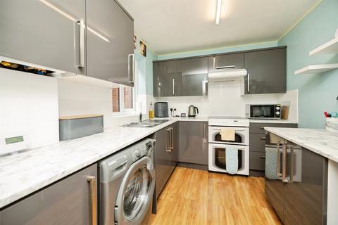 2 bedroom flat for sale, The Pineways, Oldbury