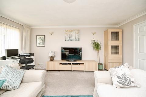 2 bedroom flat for sale, The Pineways, Oldbury