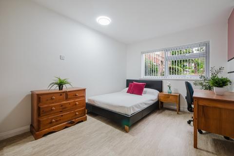 4 bedroom apartment to rent, Willow Bank, Manchester, M14