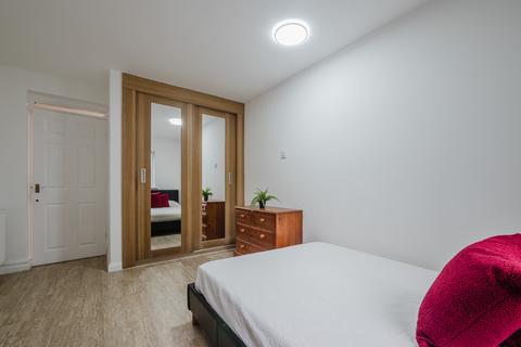 4 bedroom apartment to rent, Willow Bank, Manchester, M14