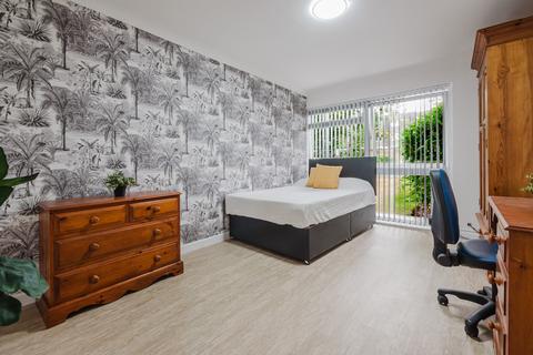 4 bedroom apartment to rent, Willow Bank, Manchester, M14