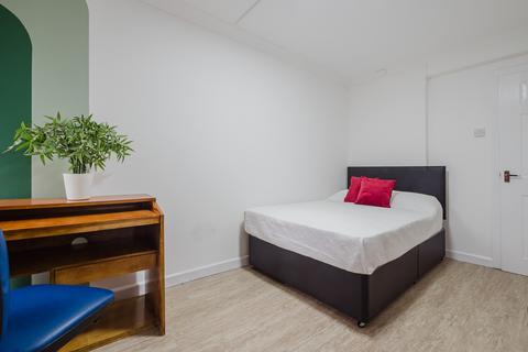 4 bedroom apartment to rent, Willow Bank, Manchester, M14