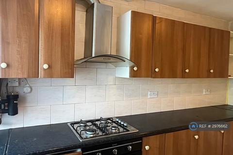 1 bedroom in a flat share to rent, Jack Cornwell St, London, E12