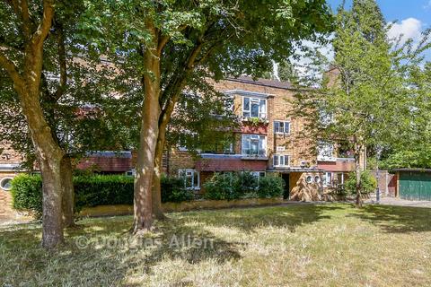2 bedroom ground floor flat for sale, Beechwood Drive, Woodford Green IG8