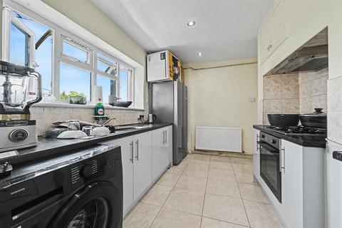 4 bedroom end of terrace house for sale, Camrose Avenue, Edgware