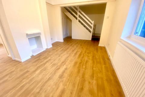 3 bedroom terraced house to rent, Talkin Drive, Middleton, Manchester