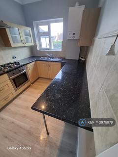 2 bed flat/apartment for rent in Oakleigh Park Drive, Leigh-On-Sea, SS9