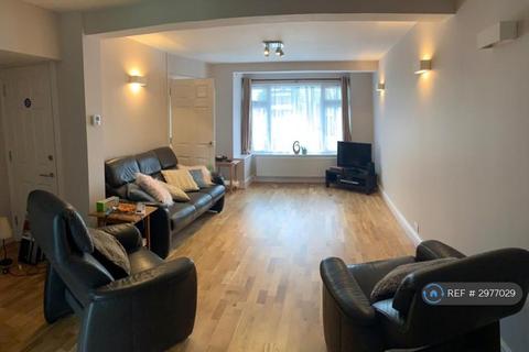 1 bedroom in a house share to rent, London Road, Feltham, TW14