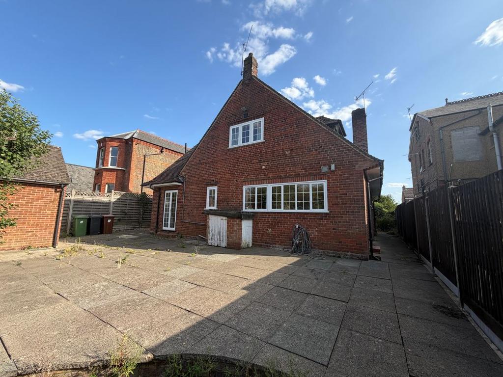 Detached house exterior, driveway