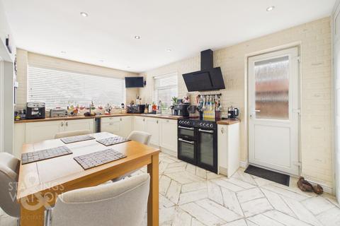 4 bedroom detached bungalow for sale, Caystreward, Great Yarmouth