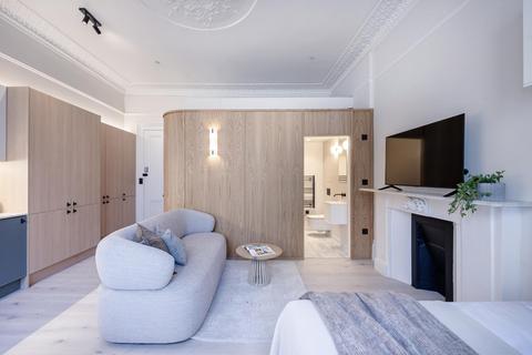 Studio to rent, Kensington Gardens Square, 32-33, London W2