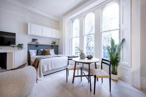 Studio to rent, Kensington Gardens Square, 32-33, London W2