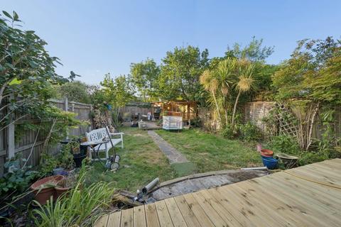 2 bedroom ground floor flat to rent, Osterley Avenue, London TW7