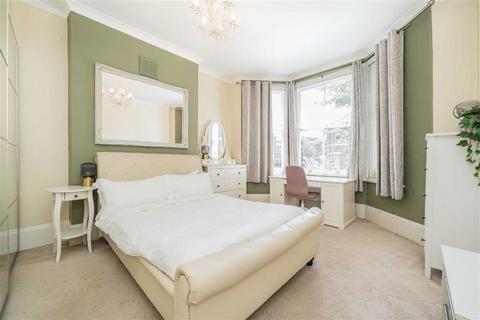 2 bedroom flat for sale, Byrne Road, London SW12