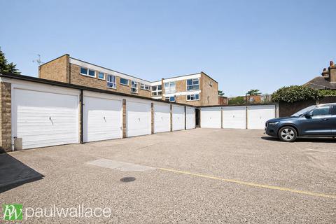 2 bedroom apartment for sale, Barclay Court, Hoddesdon|942 Year Lease|Chain Free