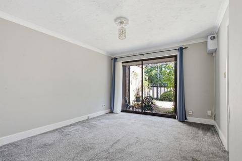 1 bedroom ground floor flat for sale, King Arthur Court, Cheshunt